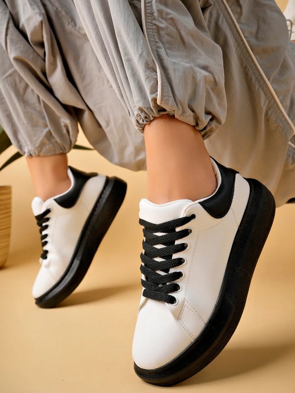 Luis a Costa LC101 Beyaz Siyah Cilt Siyah Taban Kadın Sneaker… Luis a Costa LC101 Beyaz Siyah Cilt Siyah Taban Kadın Sneaker…