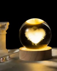 Kalp Tasarımlı Işıklı Ahşap Altlıklı Cam Küre