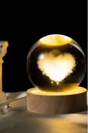 Kalp Tasarımlı Işıklı Ahşap Altlıklı Cam Küre…