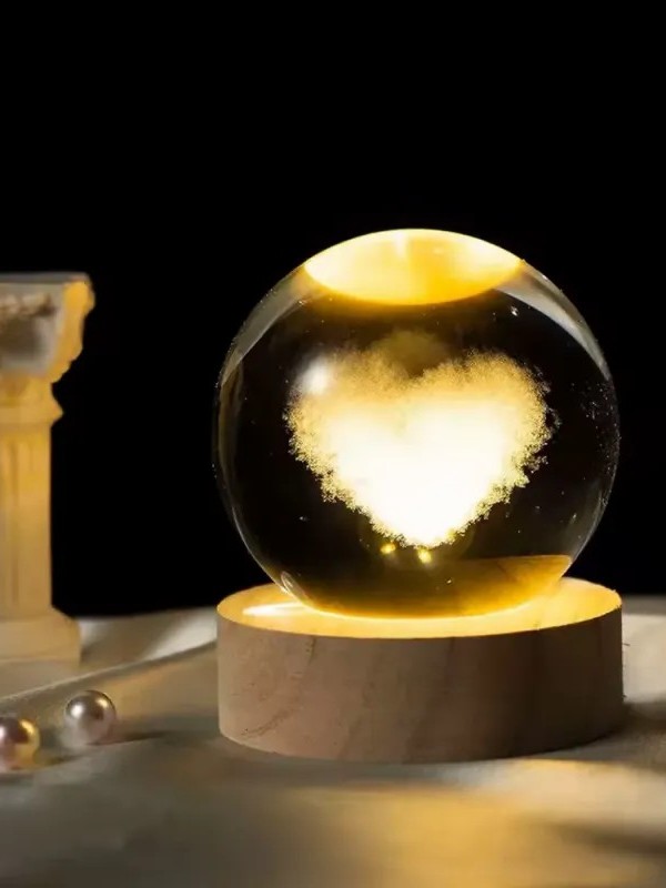 Kalp Tasarımlı Işıklı Ahşap Altlıklı Cam Küre… Kalp Tasarımlı Işıklı Ahşap Altlıklı Cam Küre…